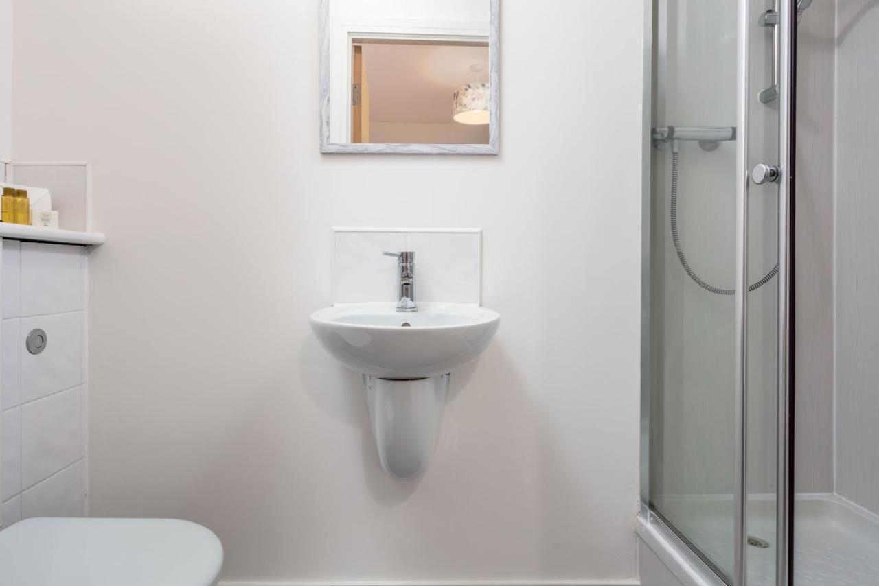 Walker Suite No73 - Donnini Apartments Kilmarnock Bagian luar foto