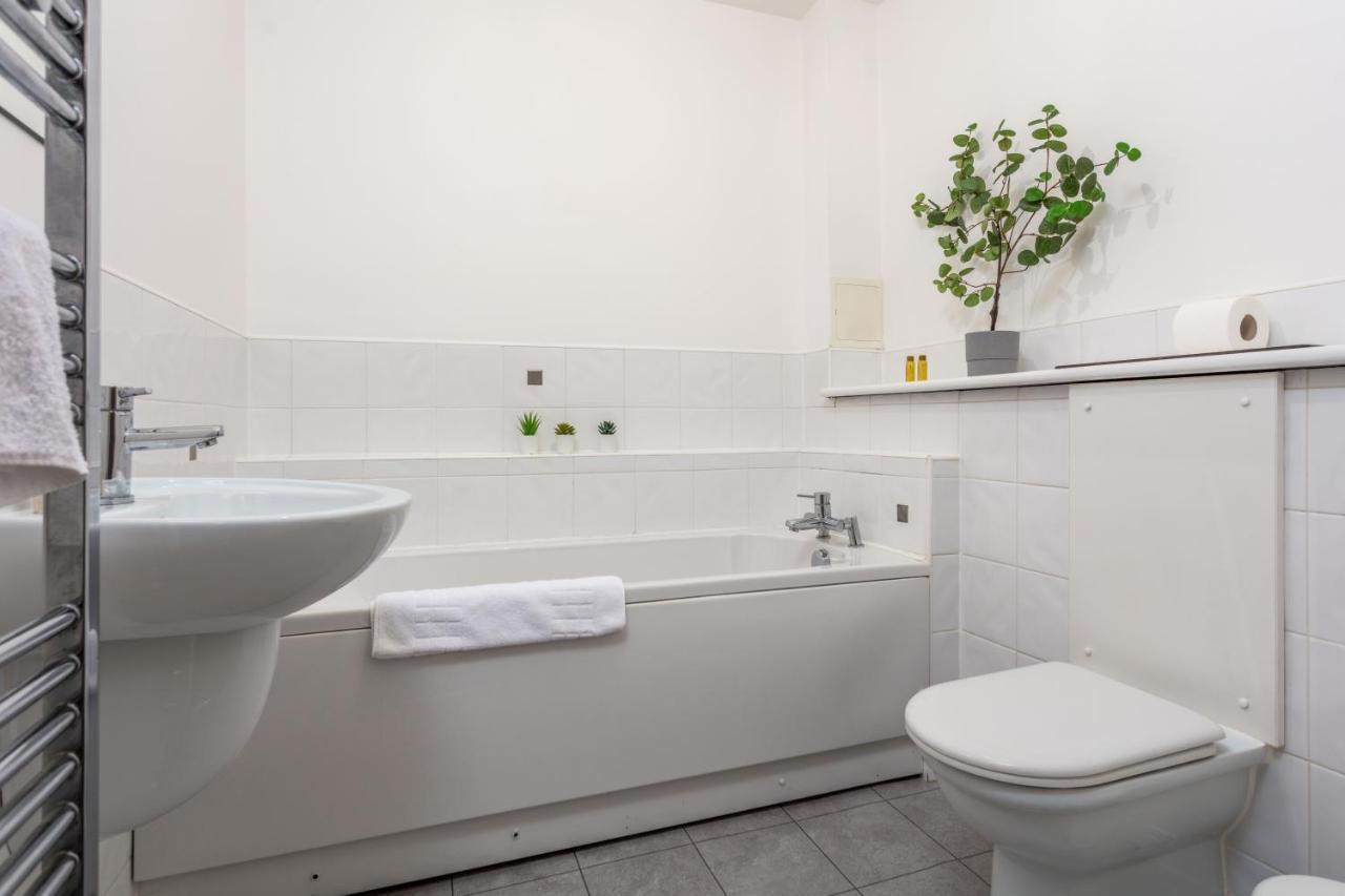 Walker Suite No73 - Donnini Apartments Kilmarnock Bagian luar foto